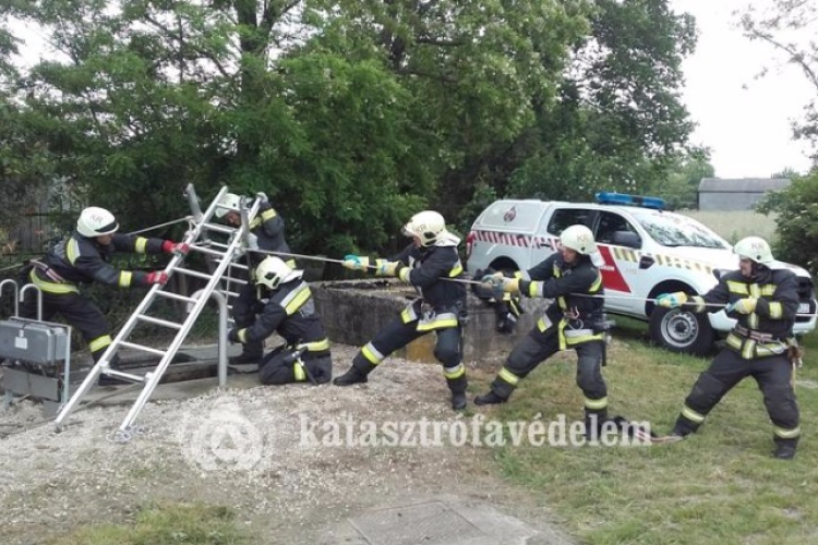 Eszméletlen sérültek mentését gyakorolták egy szennyvíz átemelő aknából