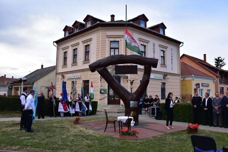 Megemlkékezés Szanyban a Kárpát- Haza- Emlékműnél a trianoni békediktátum 100. évfordulója alkalmából.
