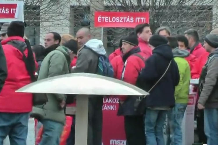 Ételosztással tiltakozott az ételosztás betiltása ellen a fővárosi MSZP