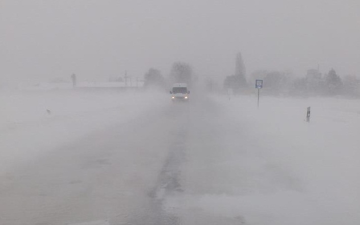 Baleset a 85-ös fóúton, rendkívüli intézkedések a hó miatt