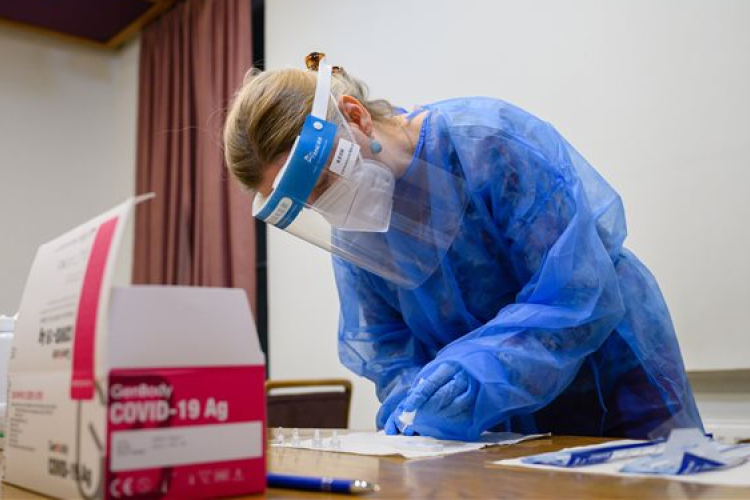 A fertőzöttek száma több mint 569,5 millió, a halálos áldozatoké 6,383 millió