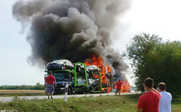 Az összes autó kiégett a traileren Bősárkánynál