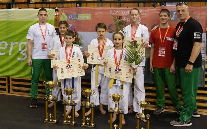 A győri karate EB dobogójára is felállhattak a Castrum fiatal karatékái