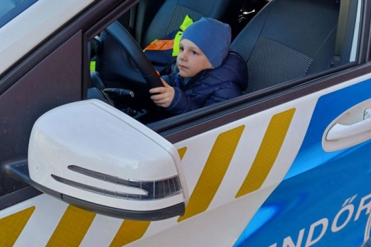 Az ötéves kisfiút különleges ajándékkal lepték meg rendőrök