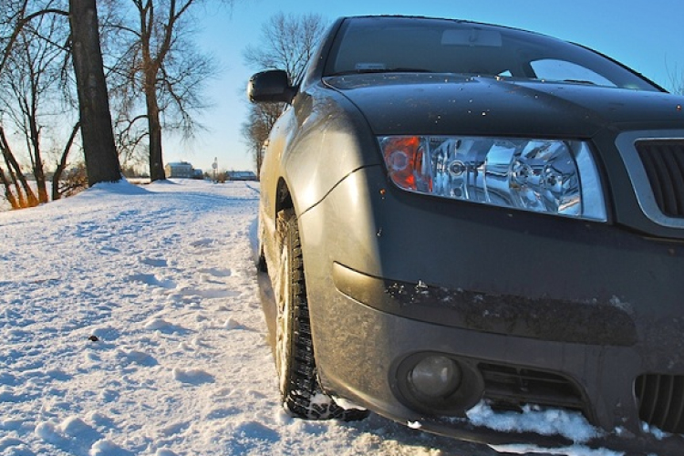 Befagyott szélvédőmosó, alacsony keréknyomás: a téli átállás buktatói