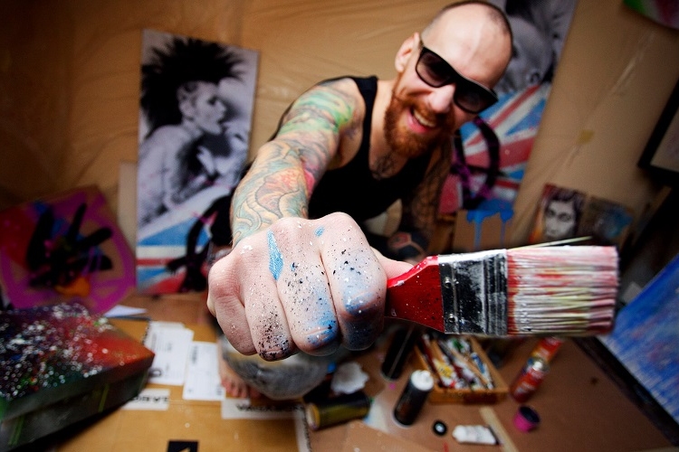 Rábacsanakról indult a világjáró tetováló- és festőművész