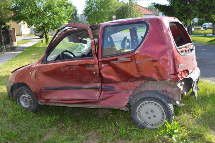 Nem adott elsőbbséget, összetört az autó Kapuváron