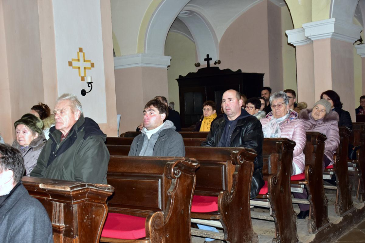 Jubiláló házaspárok ünnepi szentmiséje Szanyban.