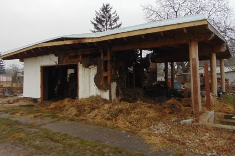 Kigyulladt egy melléképület ma reggel Győrsövényházon