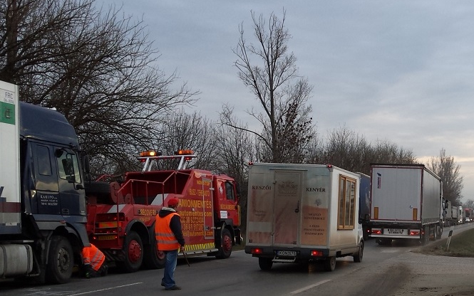 Újabb kamionbaleset volt a 86-oson, de most Bősárkánynál