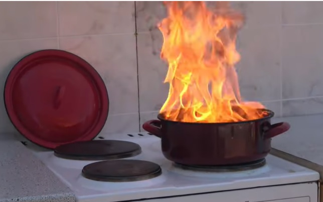 A konyhában keletkezett a tűz a kapuvári lakásban