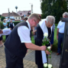 Tisztelgés és virágok elhelyezése a szanyi templomtéren lévő Szent István szobornál