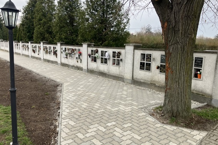 Elkészült a térkő burkolat Győrsövényházán a temetőben