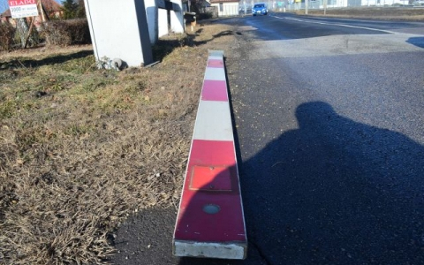 Az ismeretlen sofőr letörte a sorompó rúdját, majd elhajtott