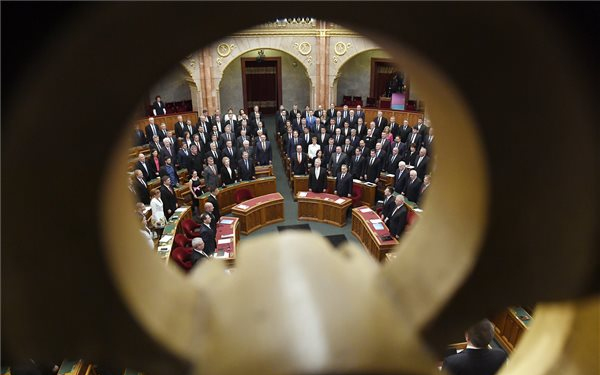 Több mint húsz javaslatról szavaz a Ház a nyári szünet előtt