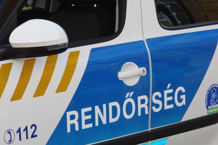 Nekiment egy parkoló autónak és elhajtott