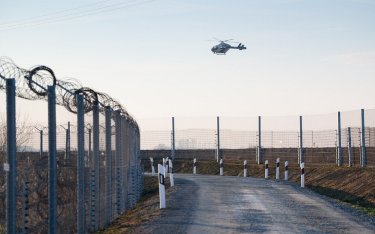 Közel 60 százalékkal nőtt az illegális határátlépések száma az idei év első felében