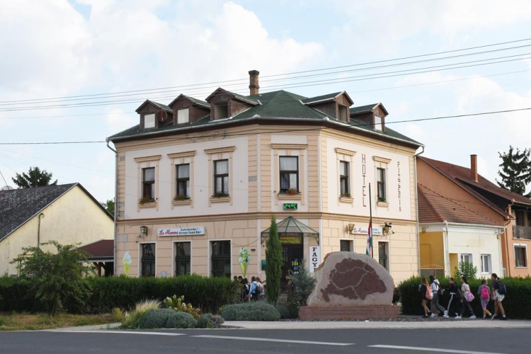 Kisboldogasszony napi zarándoklat püspöki szentmisével – Szent Anna Katolikus Általános Iskola és Óvoda ünnepi rendezvénye Szanyban