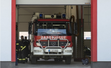 Autók, motorok törtek, bálázógép égett