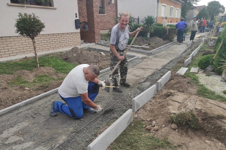 Társadalmi munkában folytatják a járdaépítést Rábatamásiban