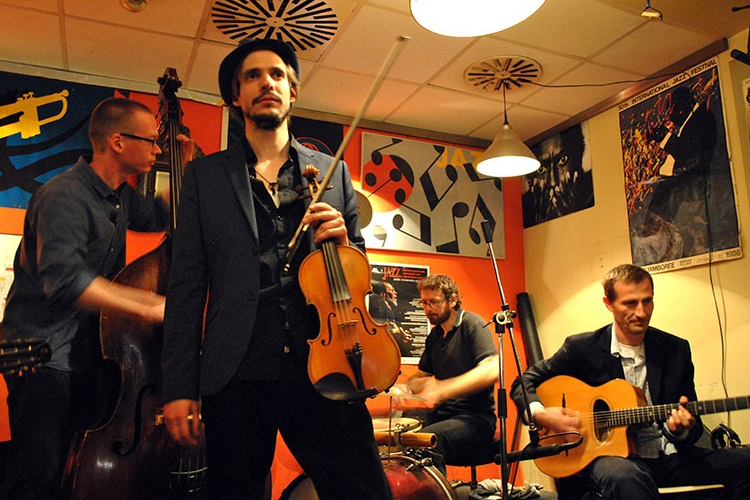 Gipsy swing a zenepavilonban