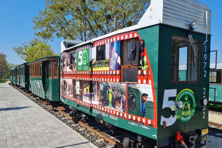 Matricázott motorkocsi hirdeti, hogy 50 éves a nagycenki Múzeumvasút 