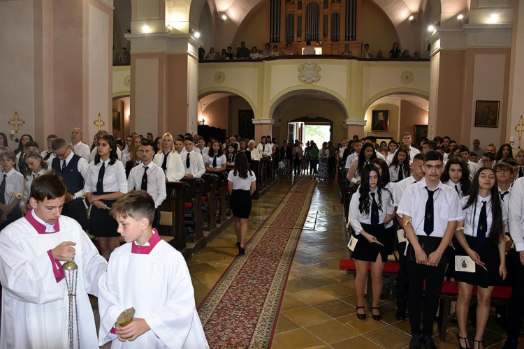 A Szent Anna Katolikus Általános Iskola és Óvoda tanévzáró ünnepélye és a 8. osztályosok ballagása Szanyban.