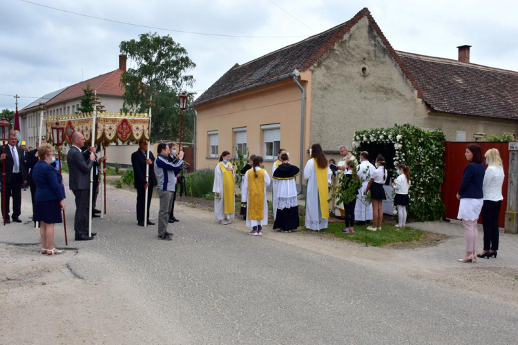 Úrnapi körmenet Szanyban.