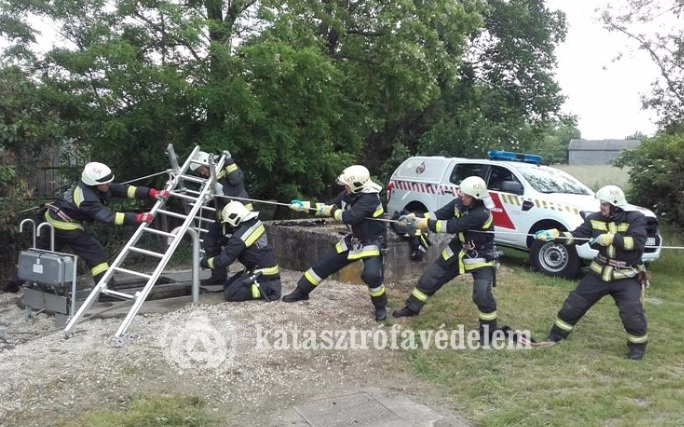 Eszméletlen sérültek mentését gyakorolták egy szennyvíz átemelő aknából