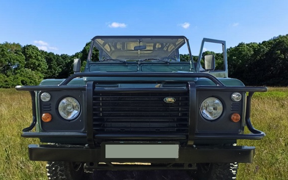 Hanyi szafarik a nemzeti park Land Rover Defenderével