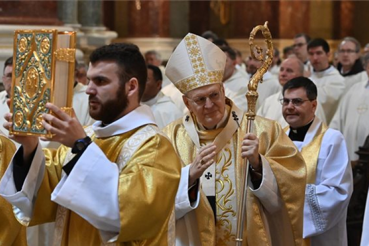 Erdő Péter: Jézus keresztáldozata békét teremt és békére kötelez