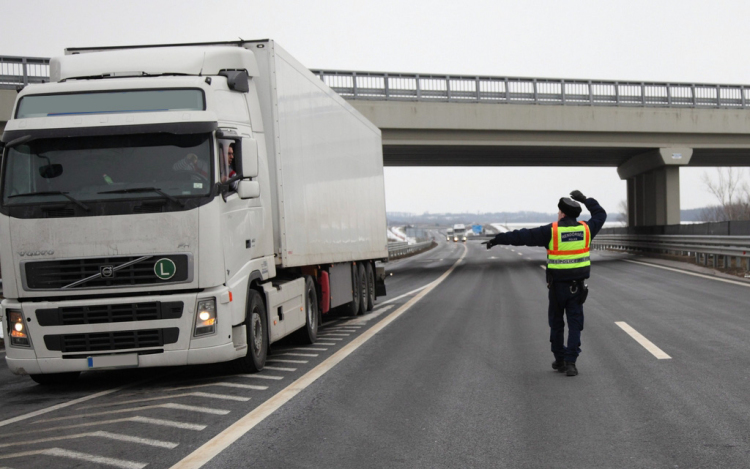 Ismeretlen eredetű élelmiszert leplezett le az EKÁER csoport