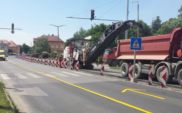 Két sávon torlódik a forgalom Csorna központjában