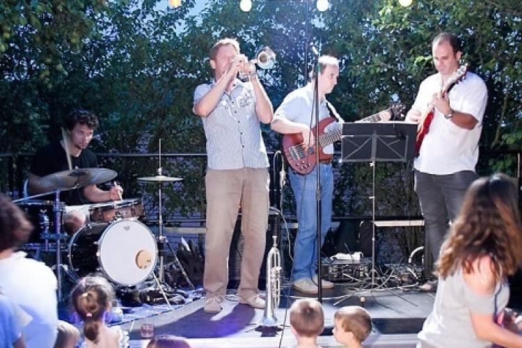 Jazz örökzöldek péntek este a zenepavilonban