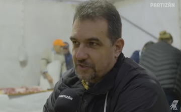 Beledi disznóvágáson a Partizánon stábja