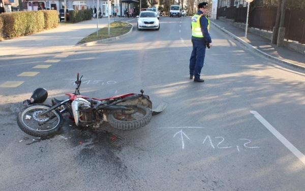 Motorost gázolt egy autó Kapuváron