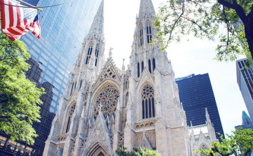 Egy zavart férfi benzinnel akart bemenni a New York-i Szent Patrick katedrálisba