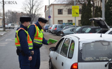 Hasznos tanácsokat és ajándékot kaptak az autósok