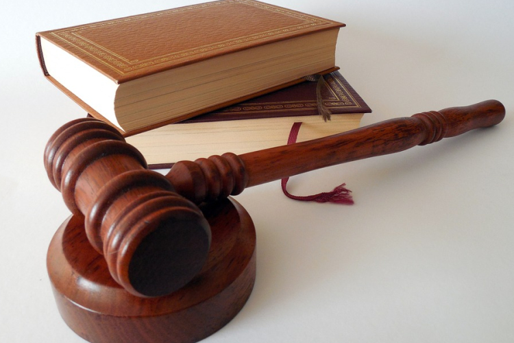 Intézetből szökött lányokat futtató pár ellen emeltek vádat