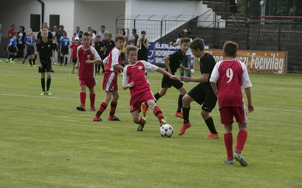 A világ legnagyobb utánpótlás focikupáján játszik vasárnap a csornai csapat