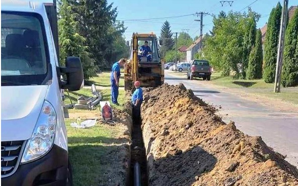 Ivóvíz főnyomó csövet cserél a Pannon-Víz Zrt Szárföldön