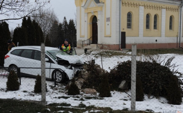 Vádat emelnek a férfi ellen, aki otthagyta a gyerekeket a balesetet szenvedett autóban Enesén