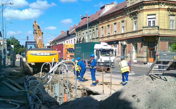 Küzdenek a talajvízzel a csatornaépítők