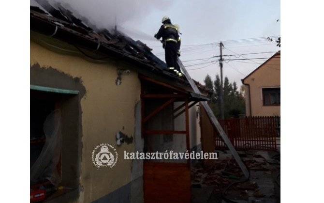 Leégett egy családi ház tegnap este Szilsárkányban